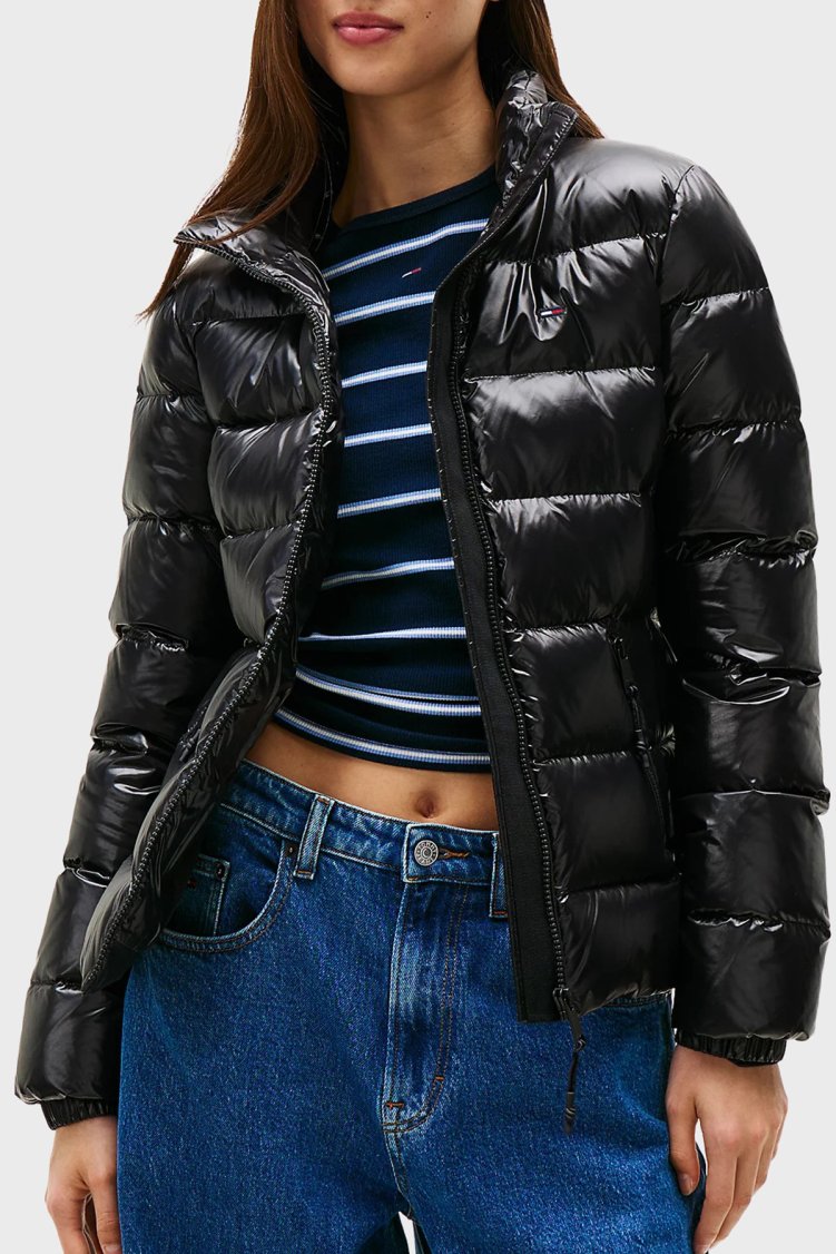 Tommy Jeans Kapitoneli Slim Fit Dik Yaka Su İtici Parlak Şişme Kadın Mont DW0DW21618 BDS SİYAH - Tommy Jeans