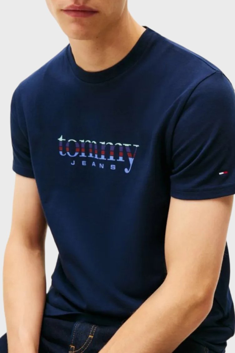 Tommy Jeans Logolu % 100 Pamuk Slim Fit Bisiklet Yaka Erkek T Shirt DM0DM22333 C1G LACİVERT - Tommy Jeans (1)
