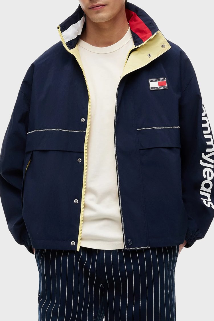 Tommy Jeans Logolu Oversize Su İtici Saklanabilir Kapüşonlu Erkek Mont DM0DM23225 C1G Lacivert - Tommy Jeans